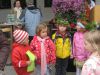 Die Kinder vom Hechendorfer Fröbelkindergarten bereiten sich auf ihren Auftritt vor und ...