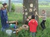 Beim Stand des Waldkindergarten konnte man Baumgesichter auf die Eichen basteln ..